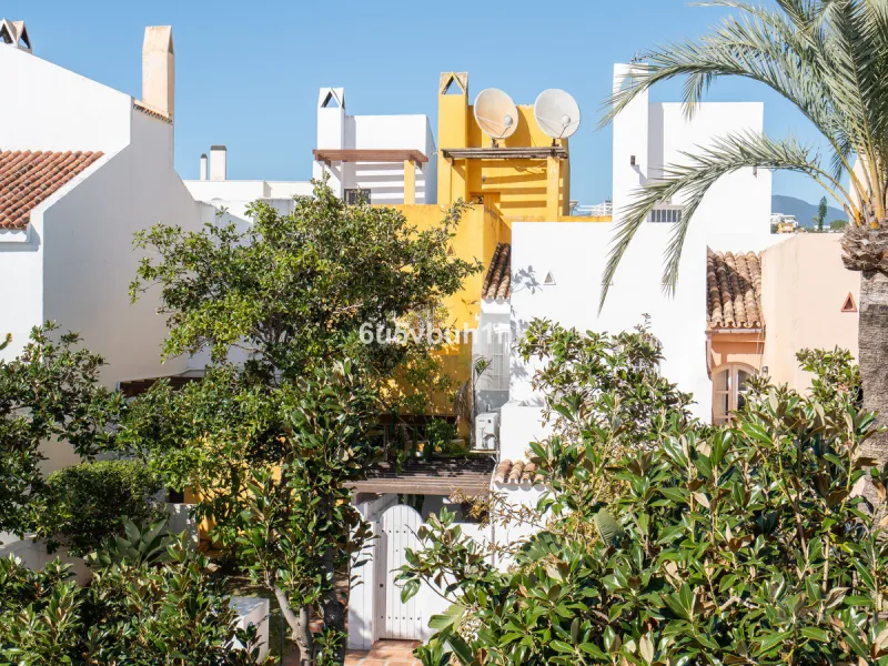 Semi-Detached Villa in a Gated Community with Swimming Pool in Nueva Andalucía