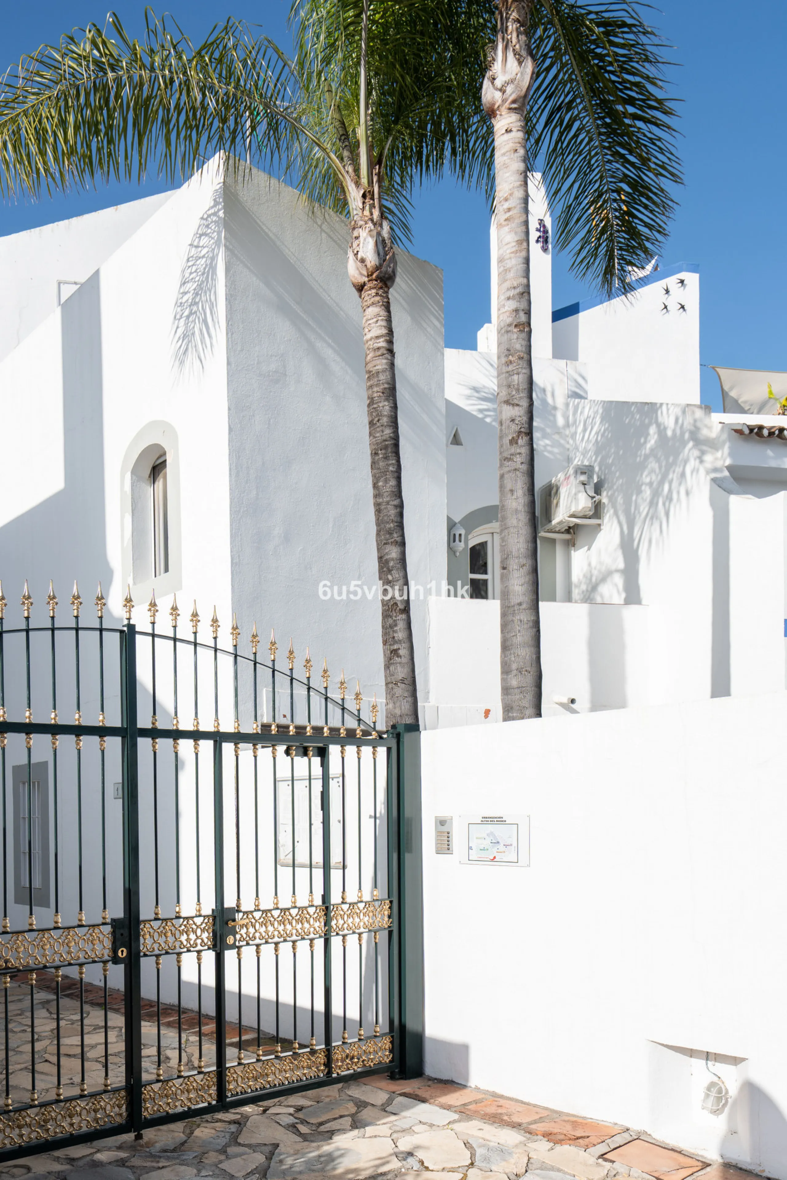 Semi-Detached Villa in a Gated Community with Swimming Pool in Nueva Andalucía