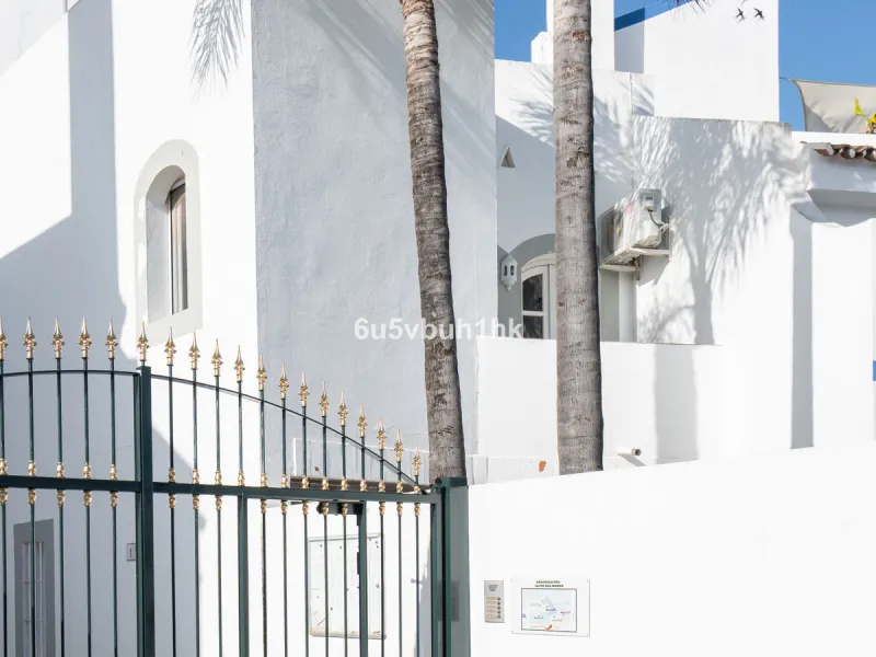 Semi-Detached Villa in a Gated Community with Swimming Pool in Nueva Andalucía