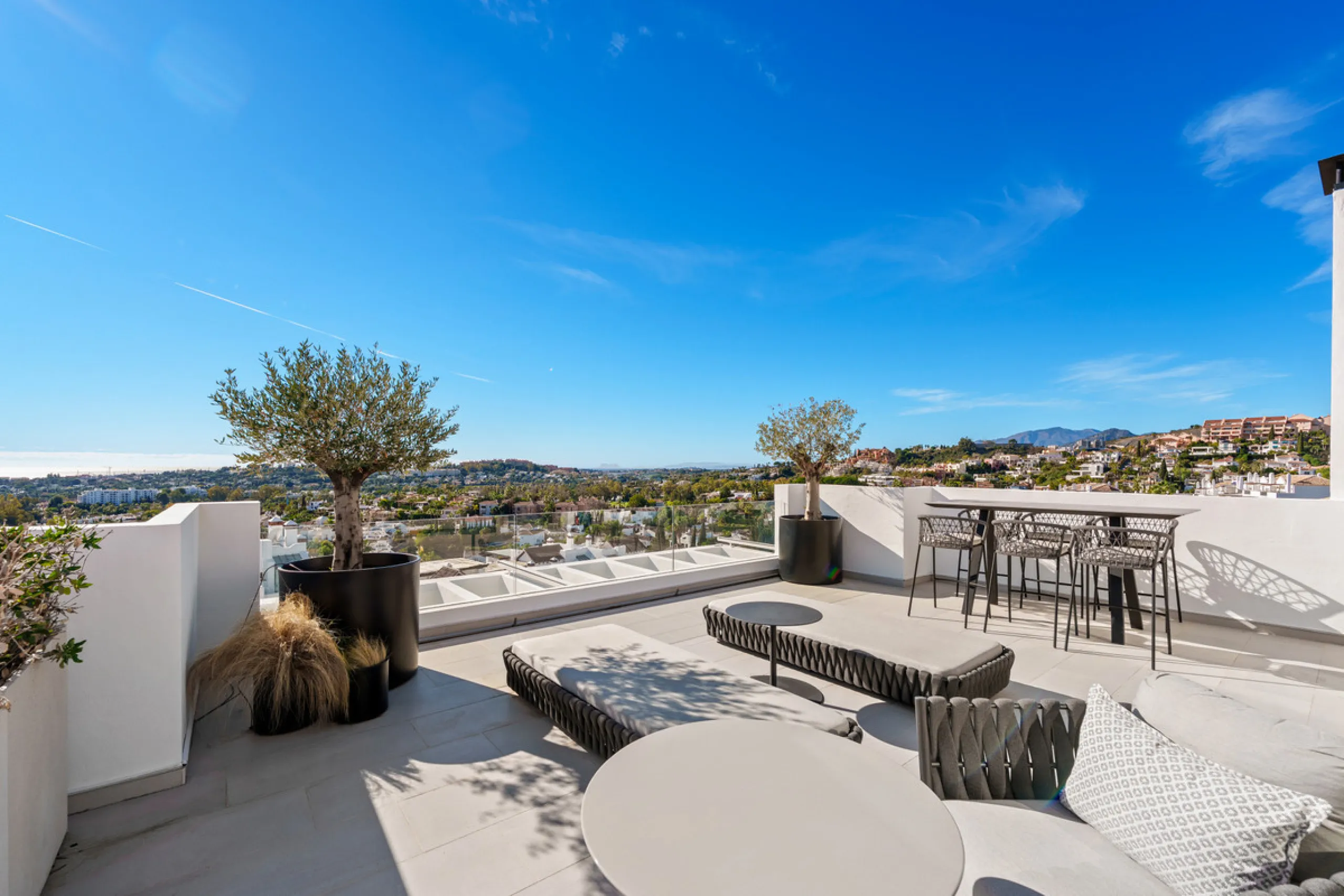 This exceptional duplex penthouse is located within the exclusive gated community of 9 Lions in Aloha, one of the most prestigious residential developments in Nueva Andalucía. Set in an elevated position, the property enjoys panoramic open views across th