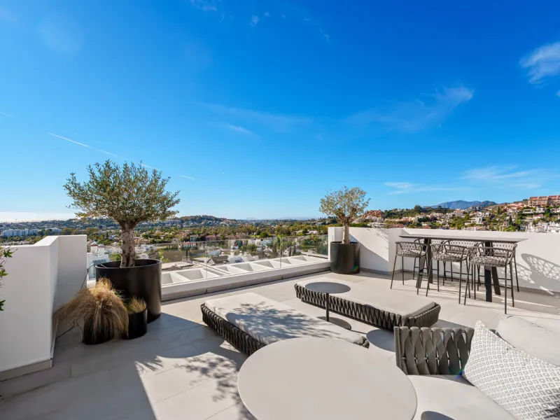 This exceptional duplex penthouse is located within the exclusive gated community of 9 Lions in Aloha, one of the most prestigious residential developments in Nueva Andalucía. Set in an elevated position, the property enjoys panoramic open views across th