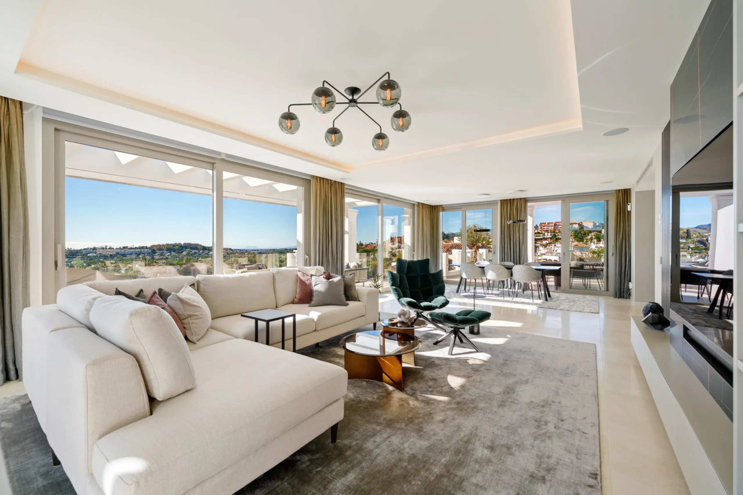 This exceptional duplex penthouse is located within the exclusive gated community of 9 Lions in Aloha, one of the most prestigious residential developments in Nueva Andalucía. Set in an elevated position, the property enjoys panoramic open views across th
