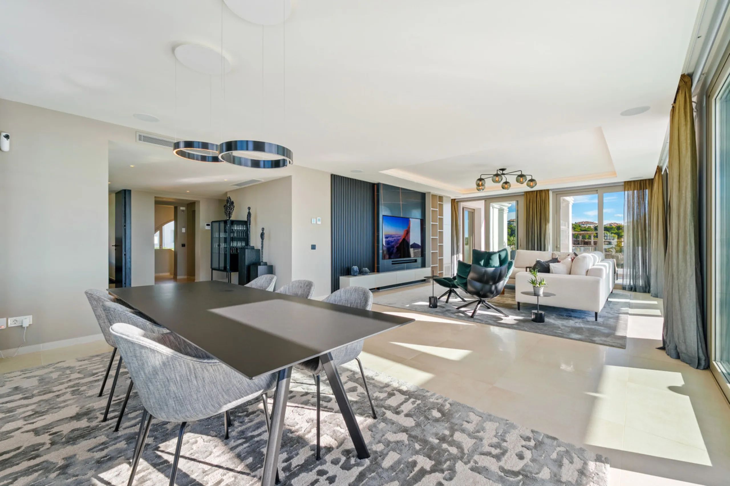 This exceptional duplex penthouse is located within the exclusive gated community of 9 Lions in Aloha, one of the most prestigious residential developments in Nueva Andalucía. Set in an elevated position, the property enjoys panoramic open views across th