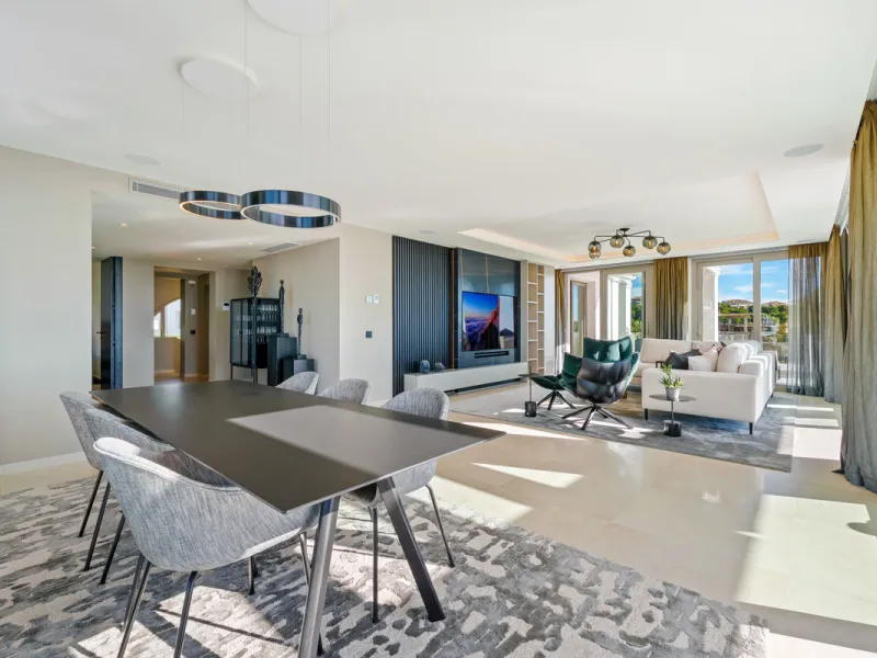This exceptional duplex penthouse is located within the exclusive gated community of 9 Lions in Aloha, one of the most prestigious residential developments in Nueva Andalucía. Set in an elevated position, the property enjoys panoramic open views across th