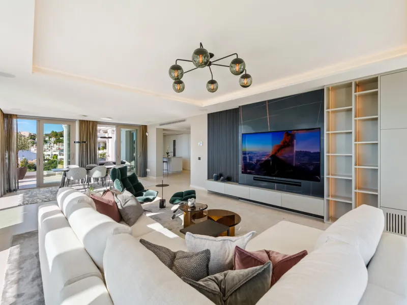 This exceptional duplex penthouse is located within the exclusive gated community of 9 Lions in Aloha, one of the most prestigious residential developments in Nueva Andalucía. Set in an elevated position, the property enjoys panoramic open views across th