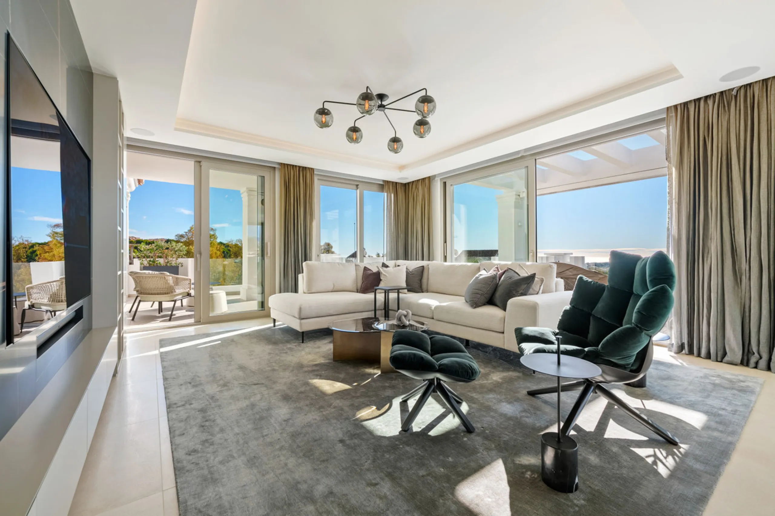 This exceptional duplex penthouse is located within the exclusive gated community of 9 Lions in Aloha, one of the most prestigious residential developments in Nueva Andalucía. Set in an elevated position, the property enjoys panoramic open views across th