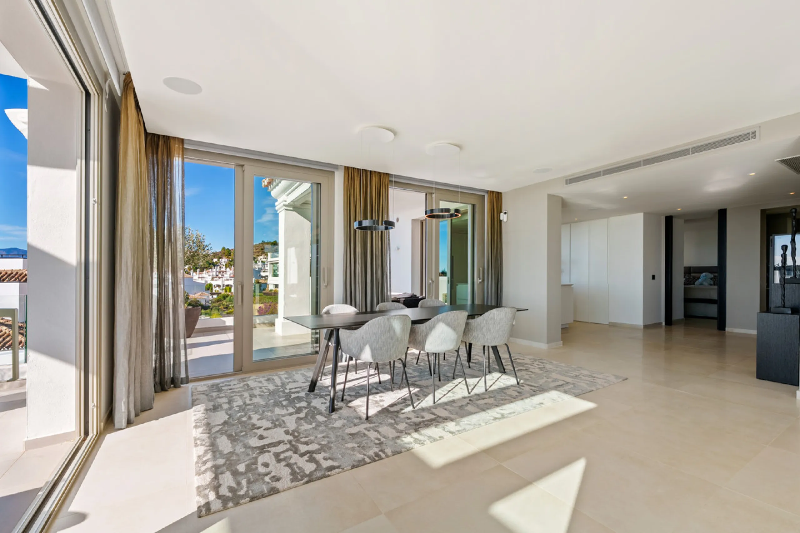 This exceptional duplex penthouse is located within the exclusive gated community of 9 Lions in Aloha, one of the most prestigious residential developments in Nueva Andalucía. Set in an elevated position, the property enjoys panoramic open views across th