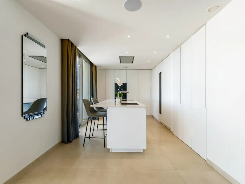This exceptional duplex penthouse is located within the exclusive gated community of 9 Lions in Aloha, one of the most prestigious residential developments in Nueva Andalucía. Set in an elevated position, the property enjoys panoramic open views across th