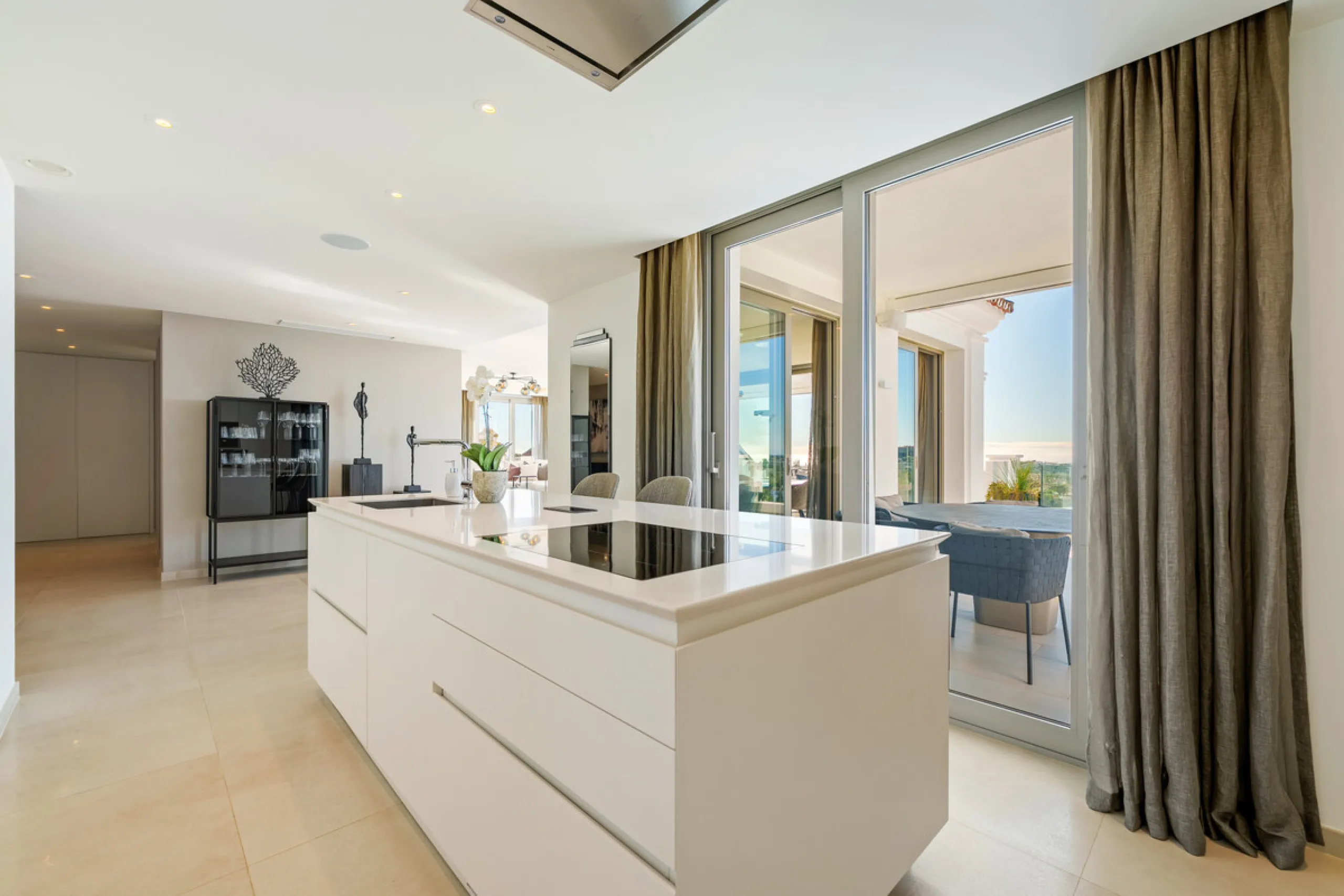 This exceptional duplex penthouse is located within the exclusive gated community of 9 Lions in Aloha, one of the most prestigious residential developments in Nueva Andalucía. Set in an elevated position, the property enjoys panoramic open views across th