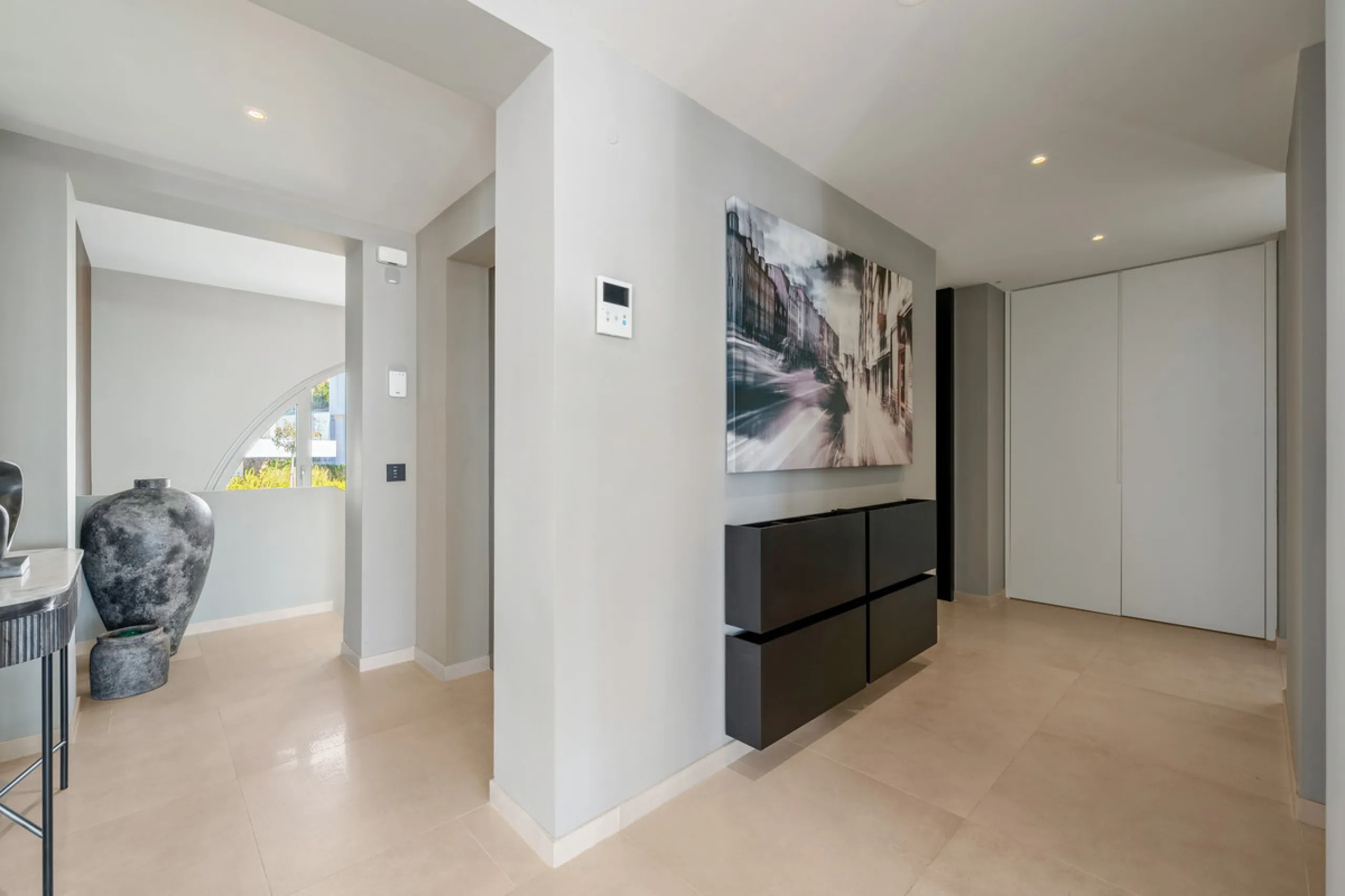 This exceptional duplex penthouse is located within the exclusive gated community of 9 Lions in Aloha, one of the most prestigious residential developments in Nueva Andalucía. Set in an elevated position, the property enjoys panoramic open views across th
