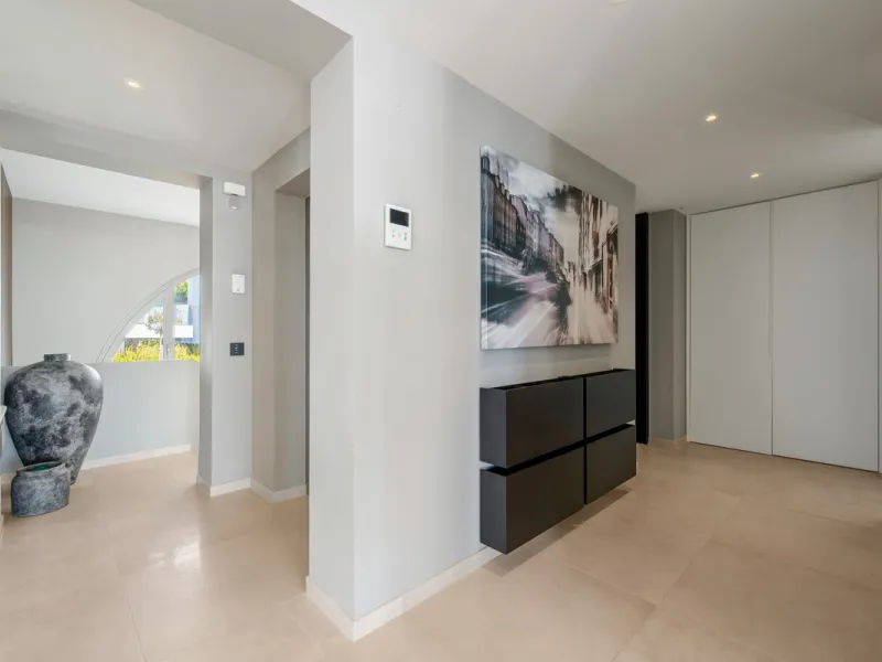 This exceptional duplex penthouse is located within the exclusive gated community of 9 Lions in Aloha, one of the most prestigious residential developments in Nueva Andalucía. Set in an elevated position, the property enjoys panoramic open views across th