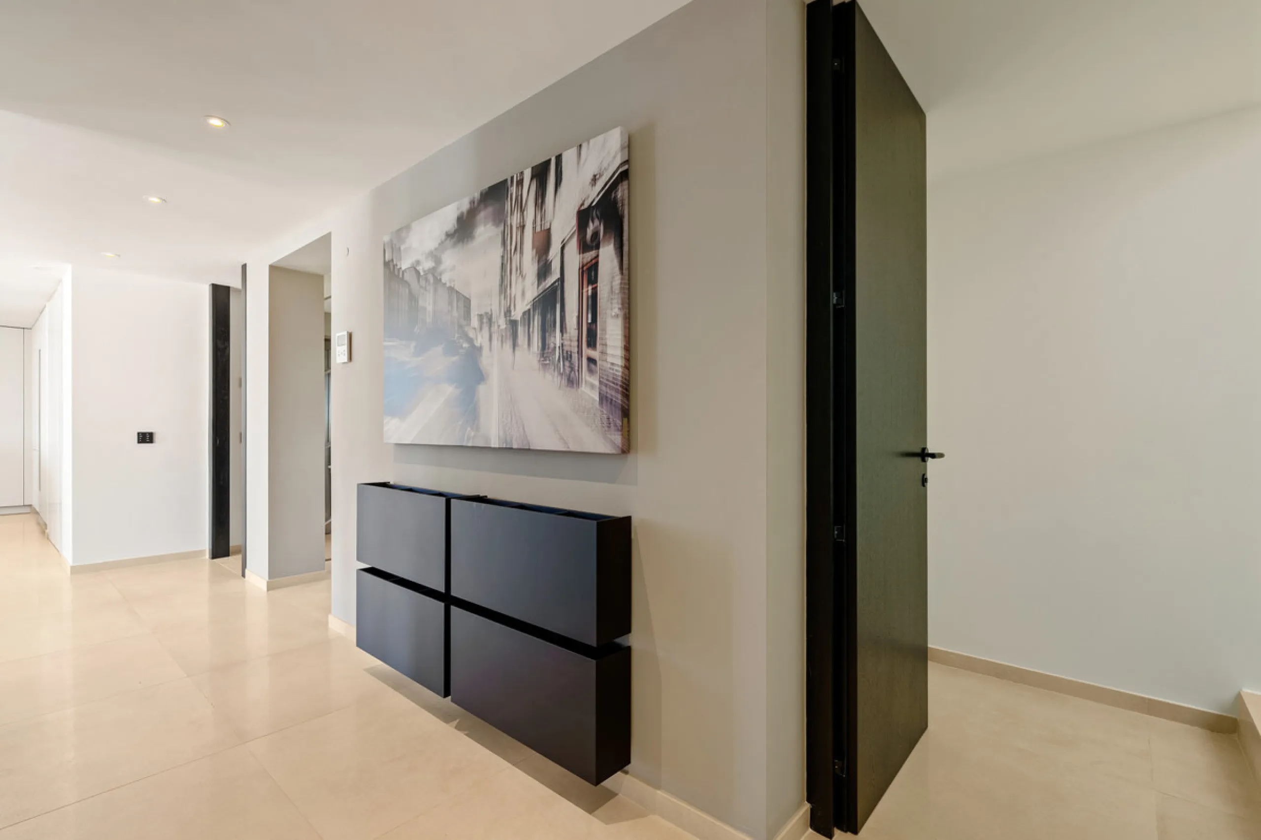 This exceptional duplex penthouse is located within the exclusive gated community of 9 Lions in Aloha, one of the most prestigious residential developments in Nueva Andalucía. Set in an elevated position, the property enjoys panoramic open views across th