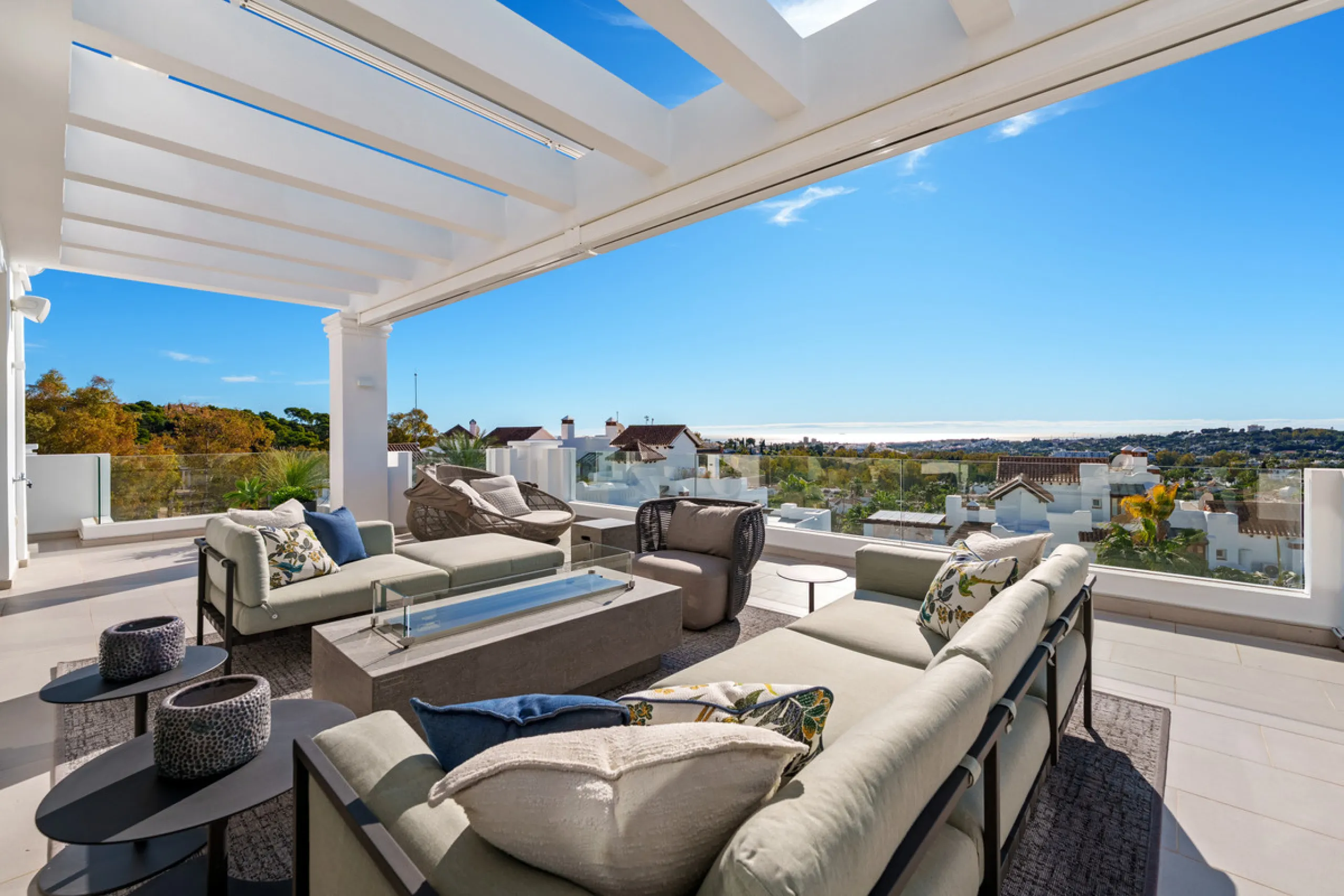 This exceptional duplex penthouse is located within the exclusive gated community of 9 Lions in Aloha, one of the most prestigious residential developments in Nueva Andalucía. Set in an elevated position, the property enjoys panoramic open views across th