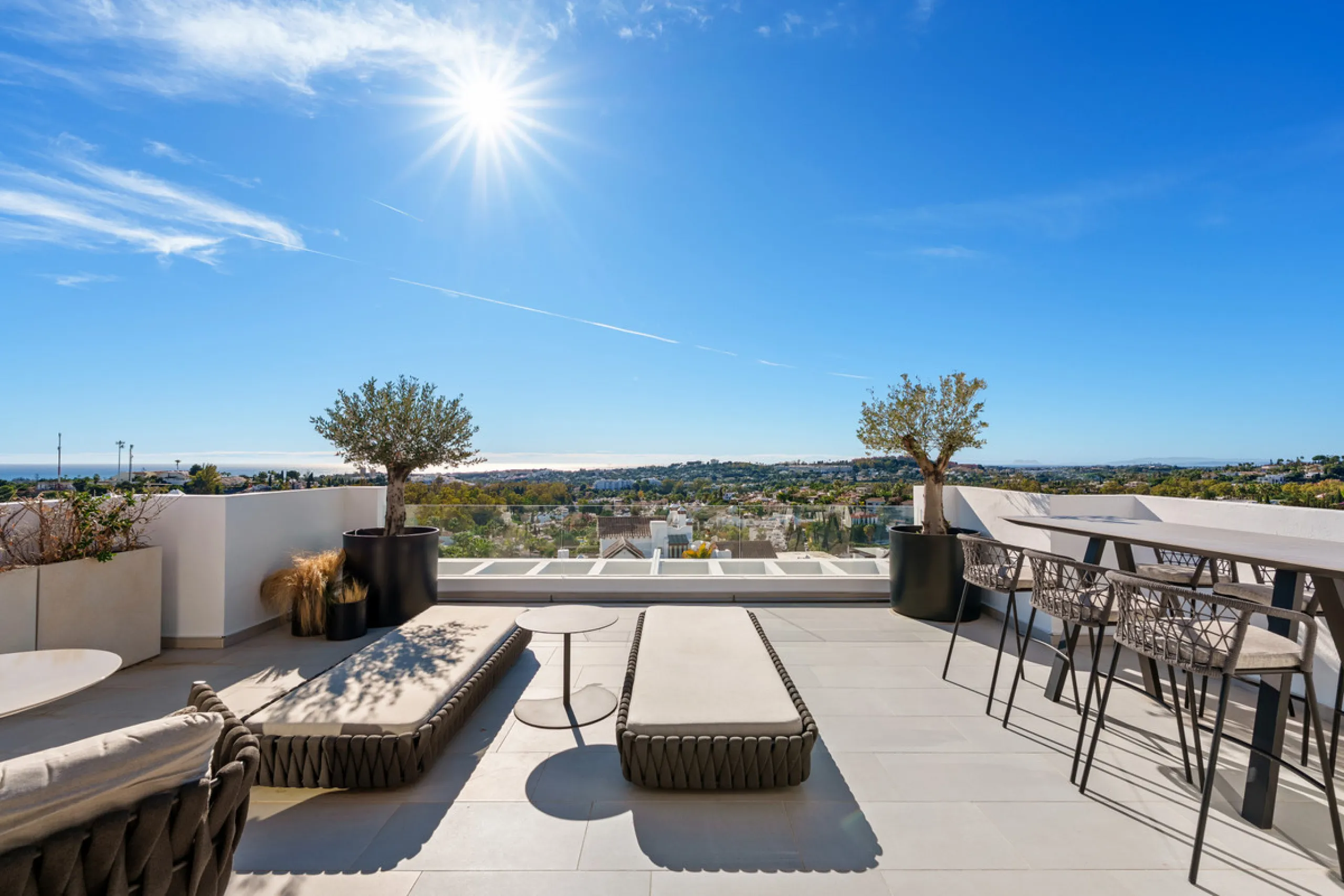 This exceptional duplex penthouse is located within the exclusive gated community of 9 Lions in Aloha, one of the most prestigious residential developments in Nueva Andalucía. Set in an elevated position, the property enjoys panoramic open views across th