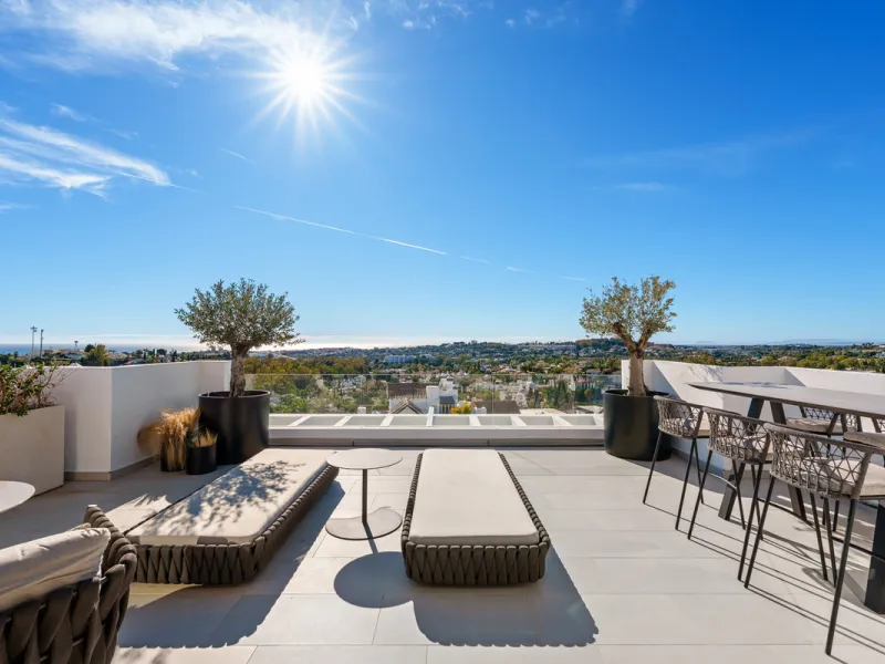 This exceptional duplex penthouse is located within the exclusive gated community of 9 Lions in Aloha, one of the most prestigious residential developments in Nueva Andalucía. Set in an elevated position, the property enjoys panoramic open views across th