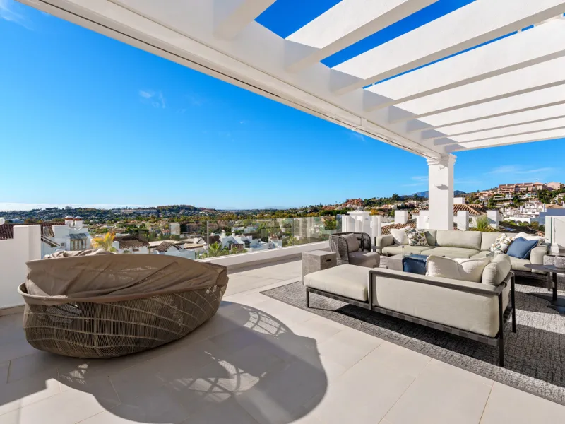 This exceptional duplex penthouse is located within the exclusive gated community of 9 Lions in Aloha, one of the most prestigious residential developments in Nueva Andalucía. Set in an elevated position, the property enjoys panoramic open views across th