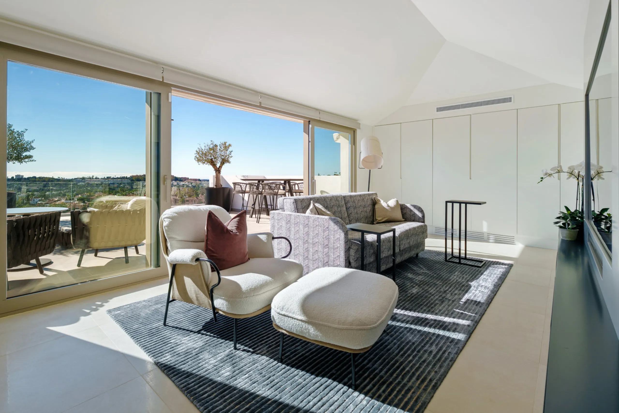 This exceptional duplex penthouse is located within the exclusive gated community of 9 Lions in Aloha, one of the most prestigious residential developments in Nueva Andalucía. Set in an elevated position, the property enjoys panoramic open views across th