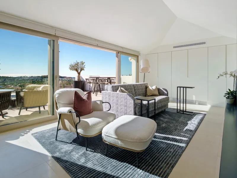 This exceptional duplex penthouse is located within the exclusive gated community of 9 Lions in Aloha, one of the most prestigious residential developments in Nueva Andalucía. Set in an elevated position, the property enjoys panoramic open views across th