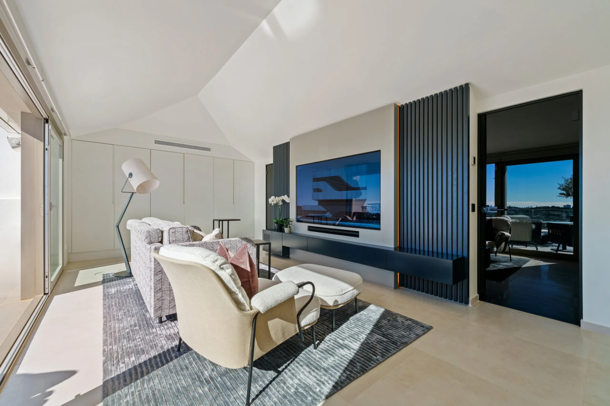 This exceptional duplex penthouse is located within the exclusive gated community of 9 Lions in Aloha, one of the most prestigious residential developments in Nueva Andalucía. Set in an elevated position, the property enjoys panoramic open views across th