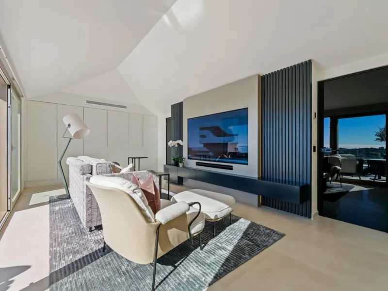 This exceptional duplex penthouse is located within the exclusive gated community of 9 Lions in Aloha, one of the most prestigious residential developments in Nueva Andalucía. Set in an elevated position, the property enjoys panoramic open views across th