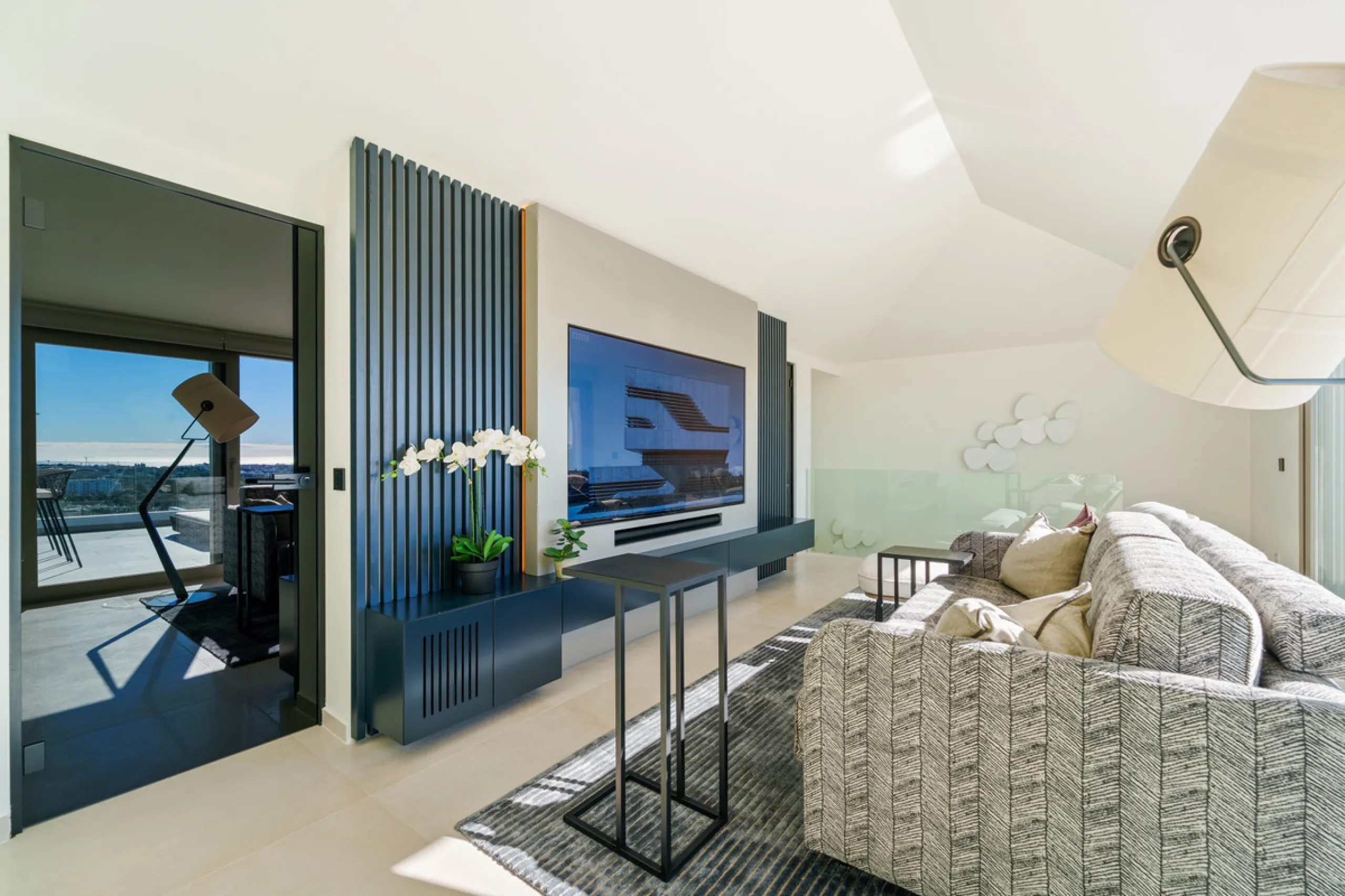 This exceptional duplex penthouse is located within the exclusive gated community of 9 Lions in Aloha, one of the most prestigious residential developments in Nueva Andalucía. Set in an elevated position, the property enjoys panoramic open views across th