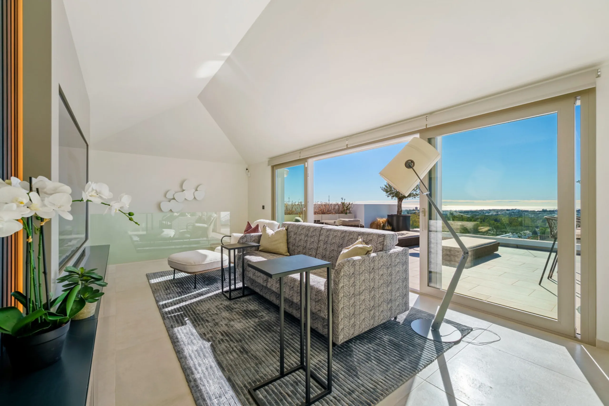 This exceptional duplex penthouse is located within the exclusive gated community of 9 Lions in Aloha, one of the most prestigious residential developments in Nueva Andalucía. Set in an elevated position, the property enjoys panoramic open views across th
