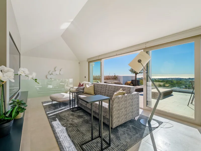 This exceptional duplex penthouse is located within the exclusive gated community of 9 Lions in Aloha, one of the most prestigious residential developments in Nueva Andalucía. Set in an elevated position, the property enjoys panoramic open views across th