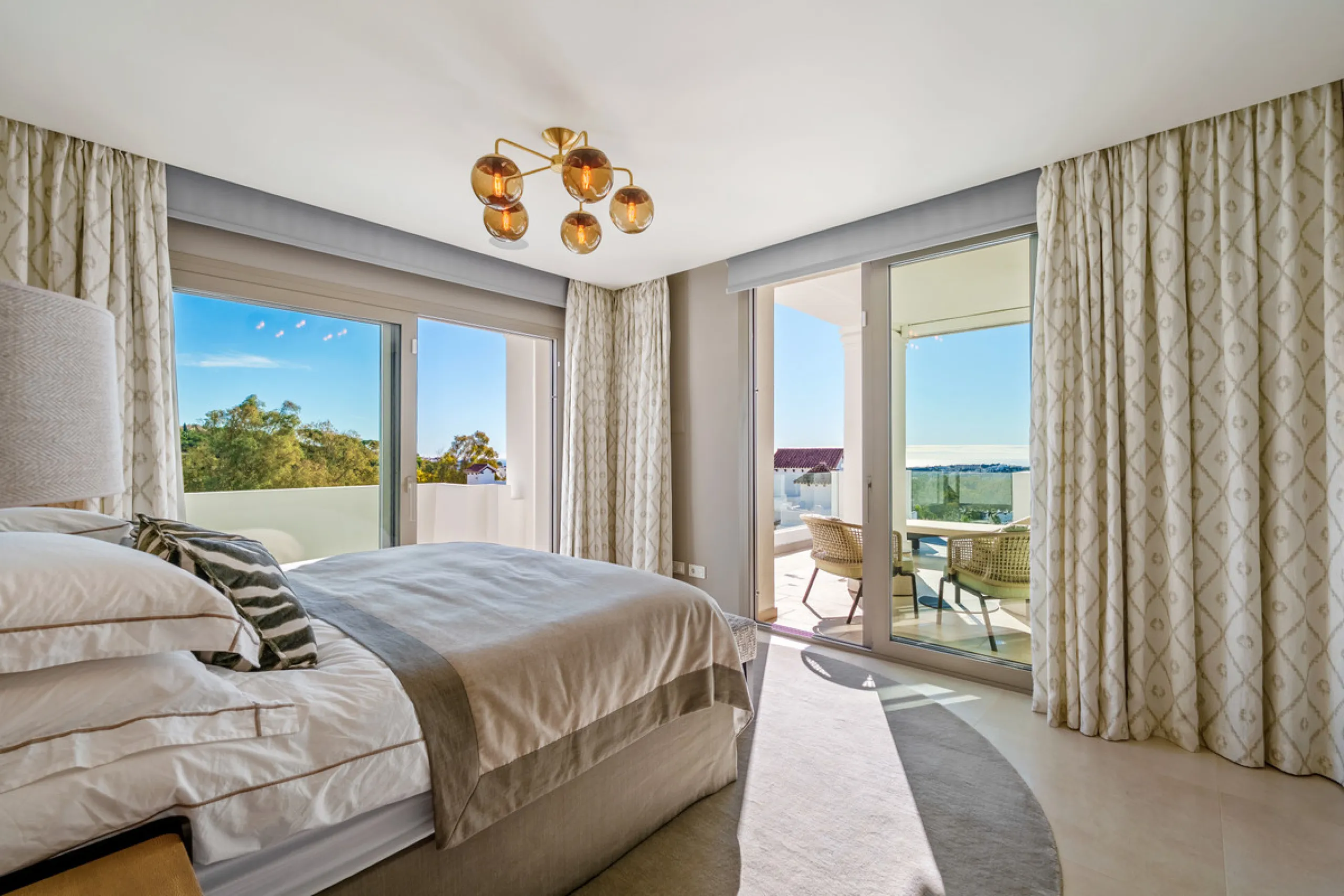 This exceptional duplex penthouse is located within the exclusive gated community of 9 Lions in Aloha, one of the most prestigious residential developments in Nueva Andalucía. Set in an elevated position, the property enjoys panoramic open views across th