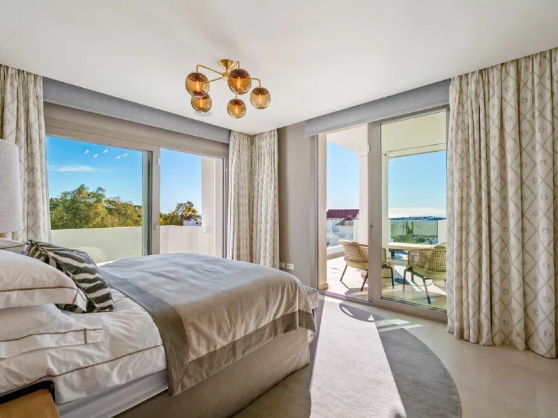 This exceptional duplex penthouse is located within the exclusive gated community of 9 Lions in Aloha, one of the most prestigious residential developments in Nueva Andalucía. Set in an elevated position, the property enjoys panoramic open views across th
