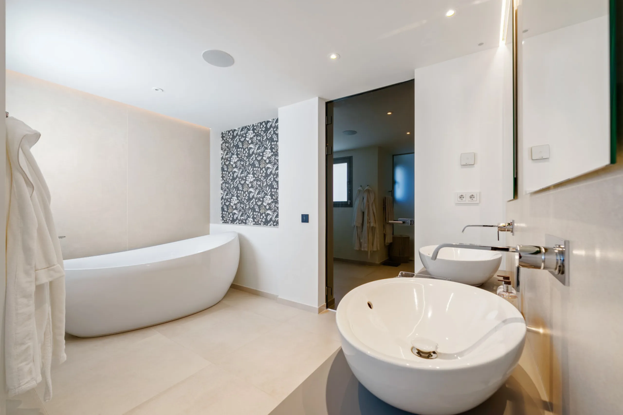 This exceptional duplex penthouse is located within the exclusive gated community of 9 Lions in Aloha, one of the most prestigious residential developments in Nueva Andalucía. Set in an elevated position, the property enjoys panoramic open views across th