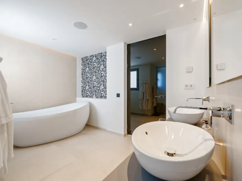 This exceptional duplex penthouse is located within the exclusive gated community of 9 Lions in Aloha, one of the most prestigious residential developments in Nueva Andalucía. Set in an elevated position, the property enjoys panoramic open views across th