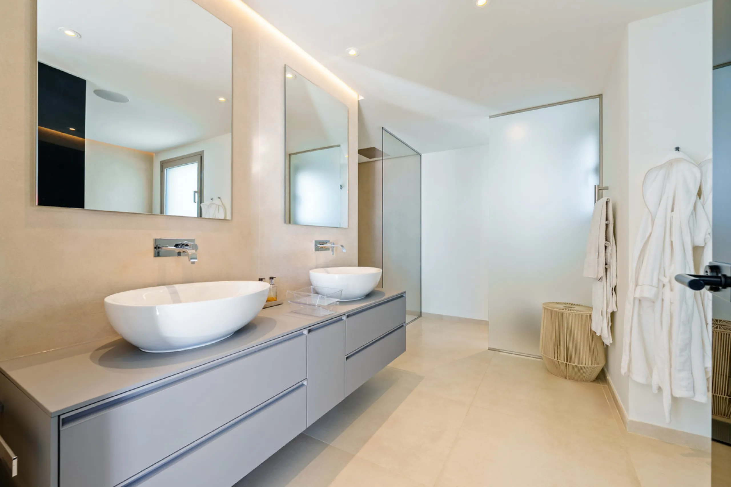 This exceptional duplex penthouse is located within the exclusive gated community of 9 Lions in Aloha, one of the most prestigious residential developments in Nueva Andalucía. Set in an elevated position, the property enjoys panoramic open views across th