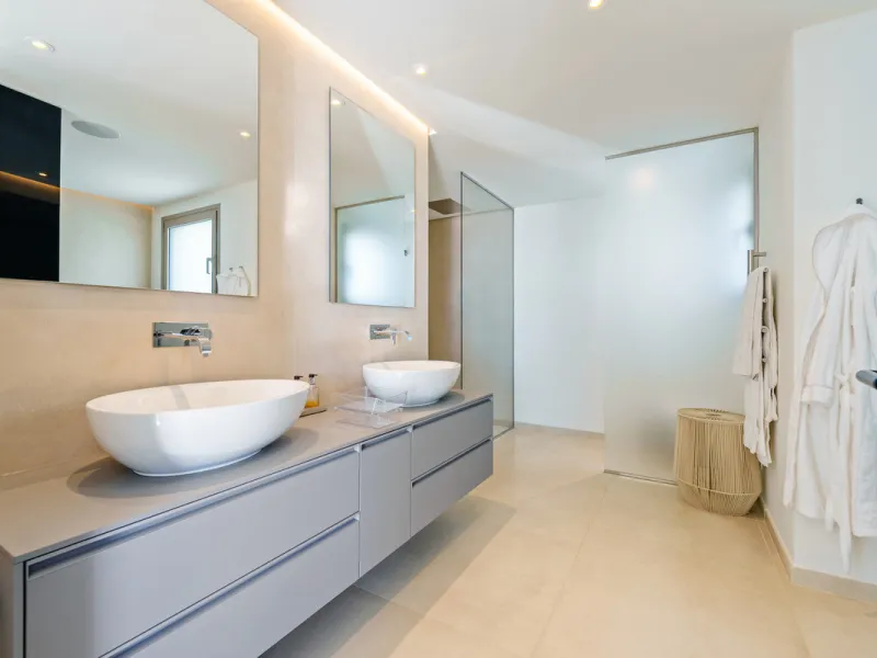 This exceptional duplex penthouse is located within the exclusive gated community of 9 Lions in Aloha, one of the most prestigious residential developments in Nueva Andalucía. Set in an elevated position, the property enjoys panoramic open views across th