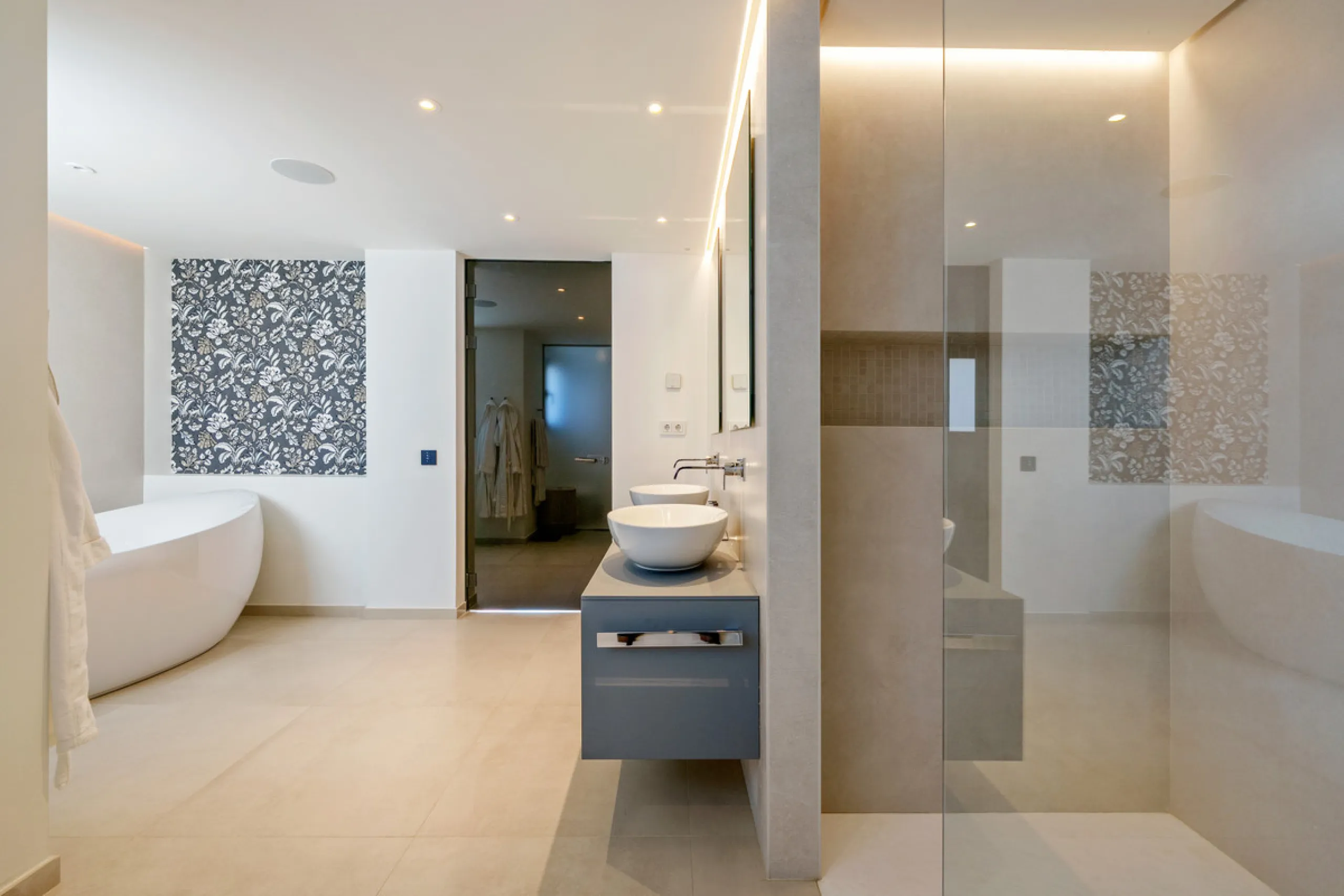 This exceptional duplex penthouse is located within the exclusive gated community of 9 Lions in Aloha, one of the most prestigious residential developments in Nueva Andalucía. Set in an elevated position, the property enjoys panoramic open views across th