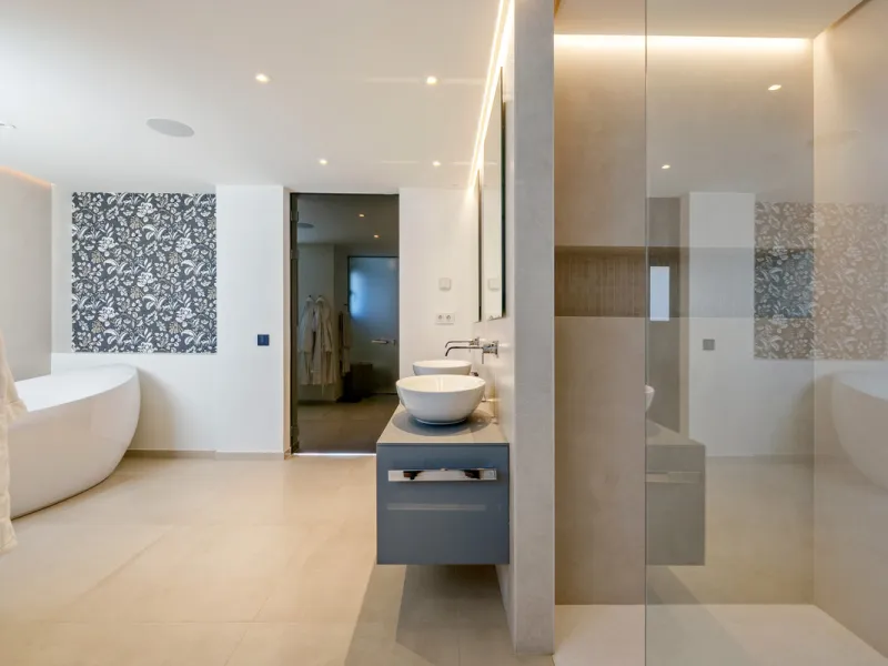 This exceptional duplex penthouse is located within the exclusive gated community of 9 Lions in Aloha, one of the most prestigious residential developments in Nueva Andalucía. Set in an elevated position, the property enjoys panoramic open views across th