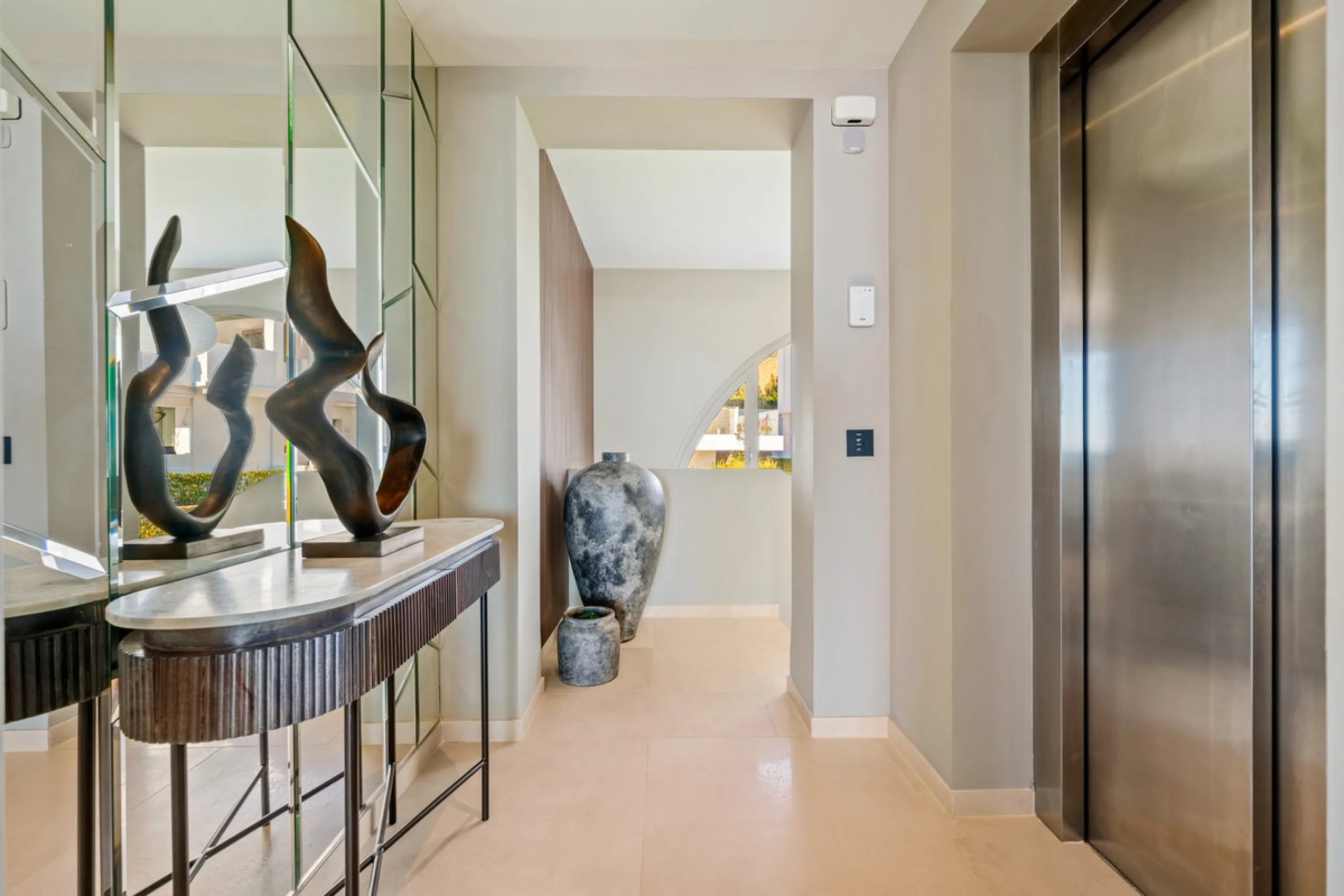 This exceptional duplex penthouse is located within the exclusive gated community of 9 Lions in Aloha, one of the most prestigious residential developments in Nueva Andalucía. Set in an elevated position, the property enjoys panoramic open views across th