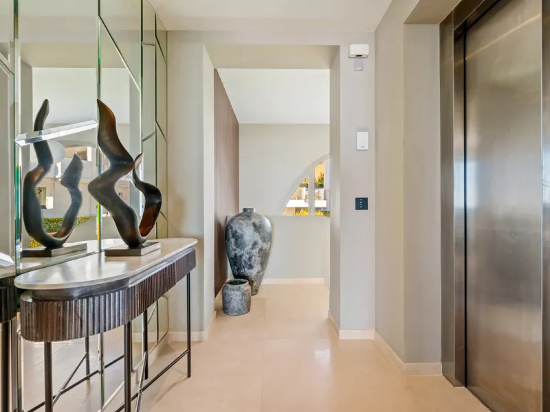This exceptional duplex penthouse is located within the exclusive gated community of 9 Lions in Aloha, one of the most prestigious residential developments in Nueva Andalucía. Set in an elevated position, the property enjoys panoramic open views across th