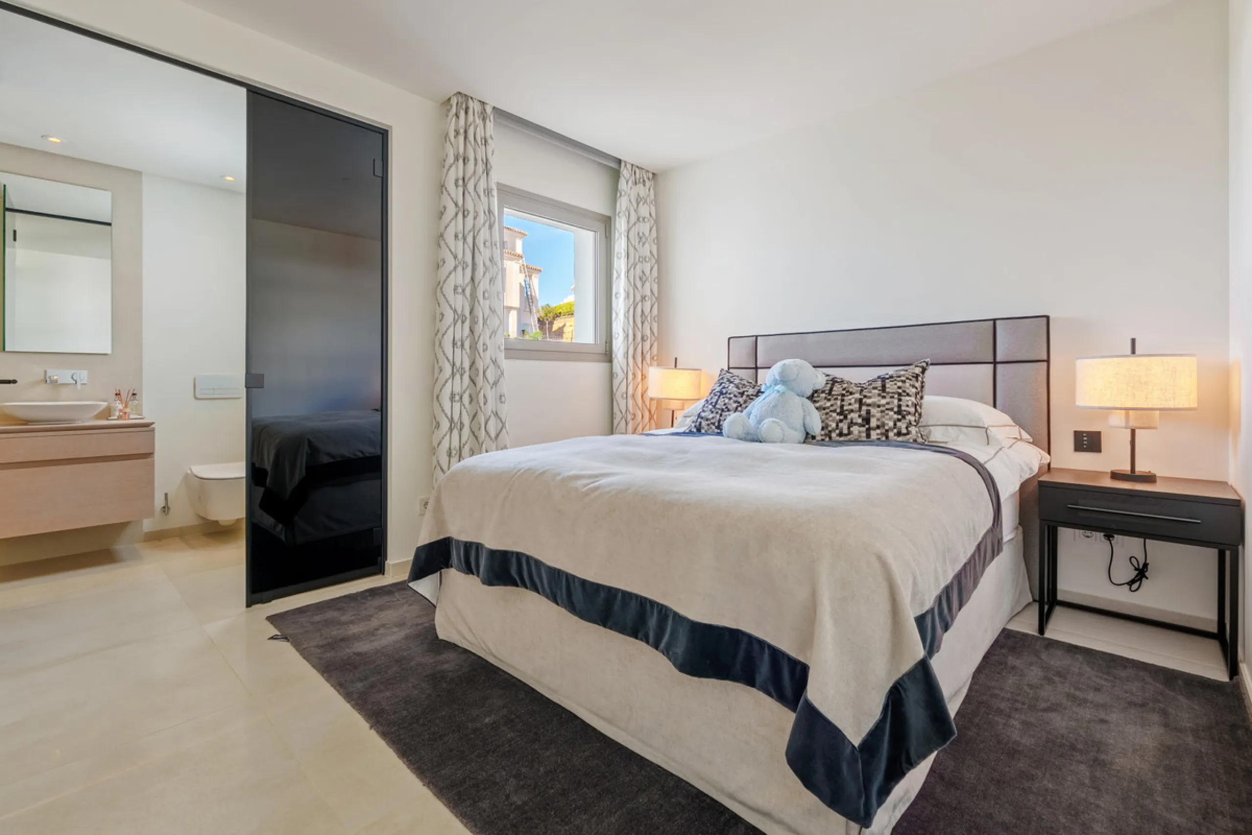 This exceptional duplex penthouse is located within the exclusive gated community of 9 Lions in Aloha, one of the most prestigious residential developments in Nueva Andalucía. Set in an elevated position, the property enjoys panoramic open views across th