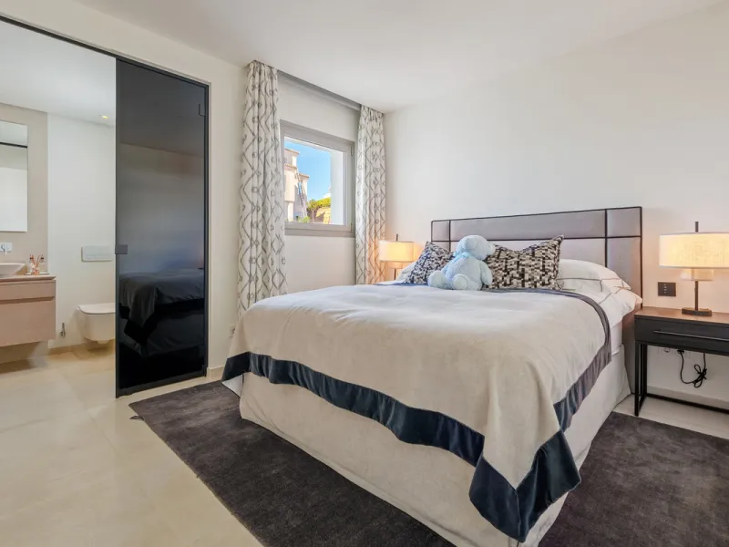 This exceptional duplex penthouse is located within the exclusive gated community of 9 Lions in Aloha, one of the most prestigious residential developments in Nueva Andalucía. Set in an elevated position, the property enjoys panoramic open views across th