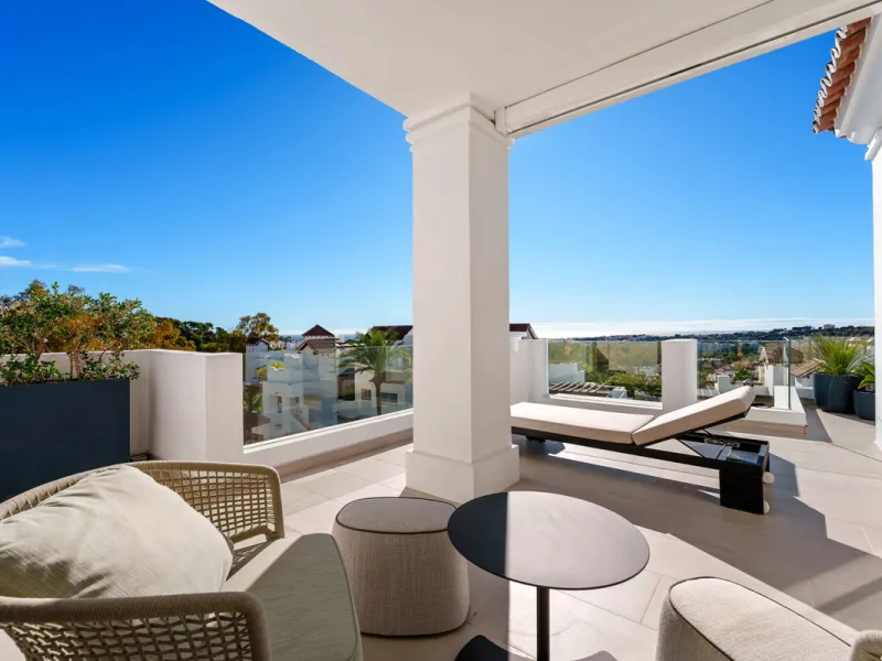 This exceptional duplex penthouse is located within the exclusive gated community of 9 Lions in Aloha, one of the most prestigious residential developments in Nueva Andalucía. Set in an elevated position, the property enjoys panoramic open views across th