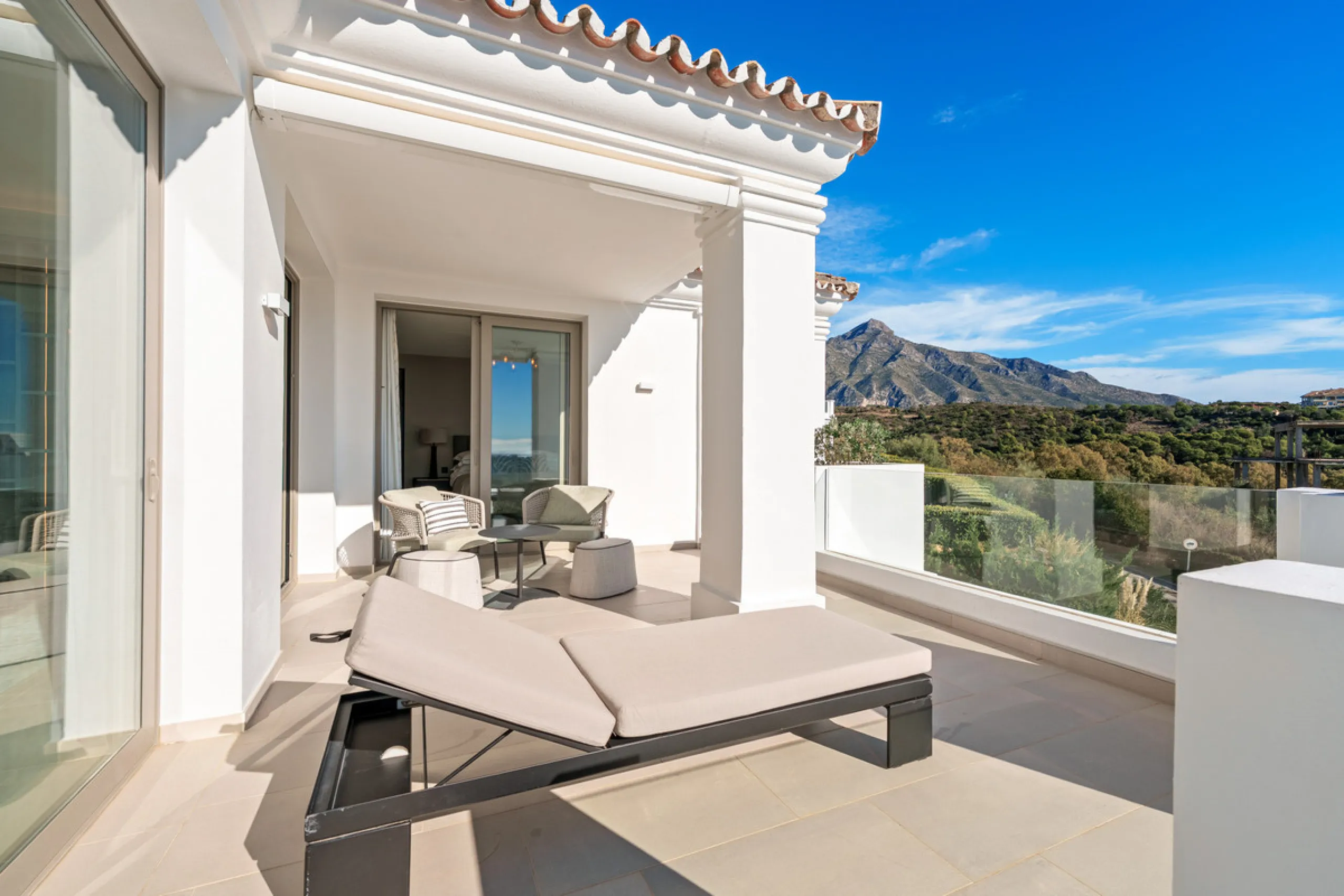 This exceptional duplex penthouse is located within the exclusive gated community of 9 Lions in Aloha, one of the most prestigious residential developments in Nueva Andalucía. Set in an elevated position, the property enjoys panoramic open views across th