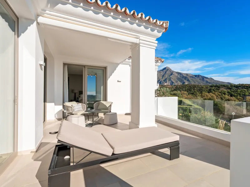 This exceptional duplex penthouse is located within the exclusive gated community of 9 Lions in Aloha, one of the most prestigious residential developments in Nueva Andalucía. Set in an elevated position, the property enjoys panoramic open views across th
