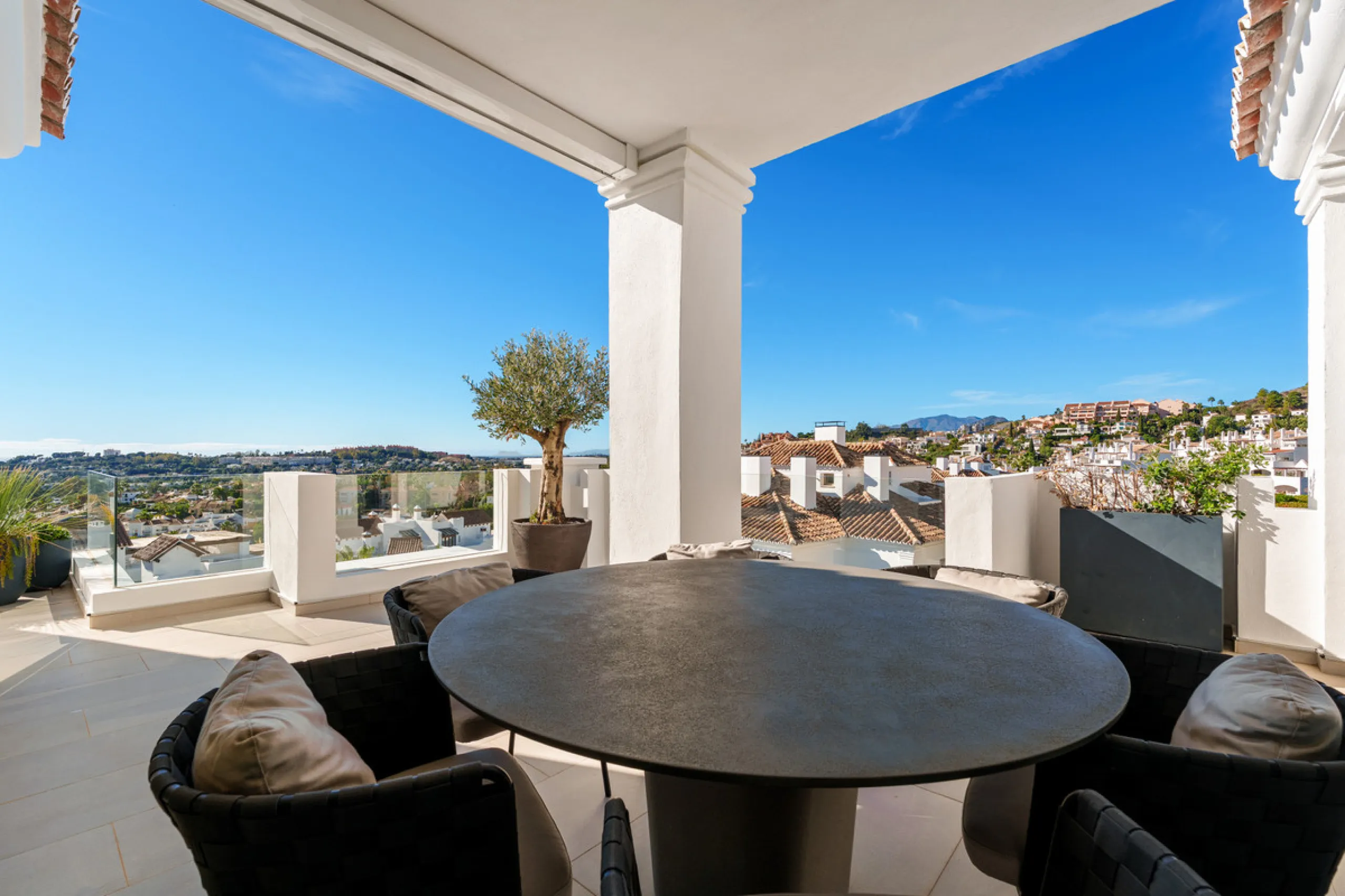 This exceptional duplex penthouse is located within the exclusive gated community of 9 Lions in Aloha, one of the most prestigious residential developments in Nueva Andalucía. Set in an elevated position, the property enjoys panoramic open views across th