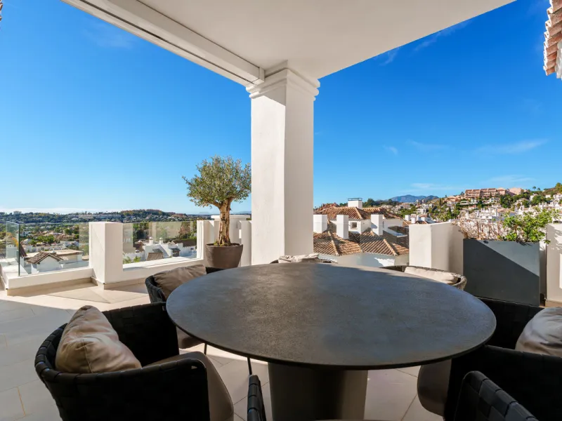 This exceptional duplex penthouse is located within the exclusive gated community of 9 Lions in Aloha, one of the most prestigious residential developments in Nueva Andalucía. Set in an elevated position, the property enjoys panoramic open views across th