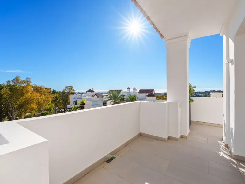 This exceptional duplex penthouse is located within the exclusive gated community of 9 Lions in Aloha, one of the most prestigious residential developments in Nueva Andalucía. Set in an elevated position, the property enjoys panoramic open views across th