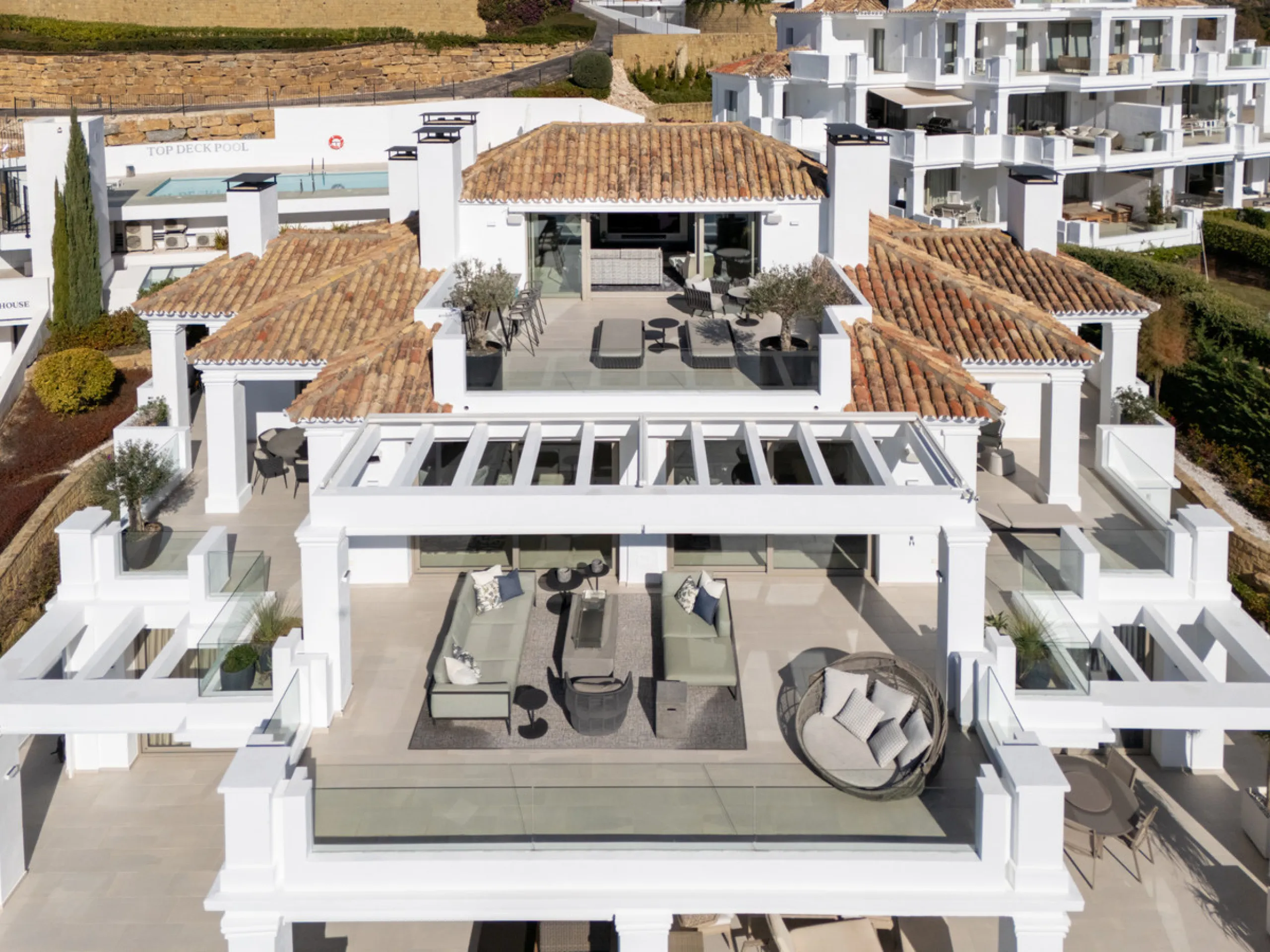 This exceptional duplex penthouse is located within the exclusive gated community of 9 Lions in Aloha, one of the most prestigious residential developments in Nueva Andalucía. Set in an elevated position, the property enjoys panoramic open views across th