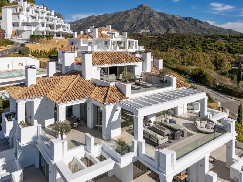 This exceptional duplex penthouse is located within the exclusive gated community of 9 Lions in Aloha, one of the most prestigious residential developments in Nueva Andalucía. Set in an elevated position, the property enjoys panoramic open views across th