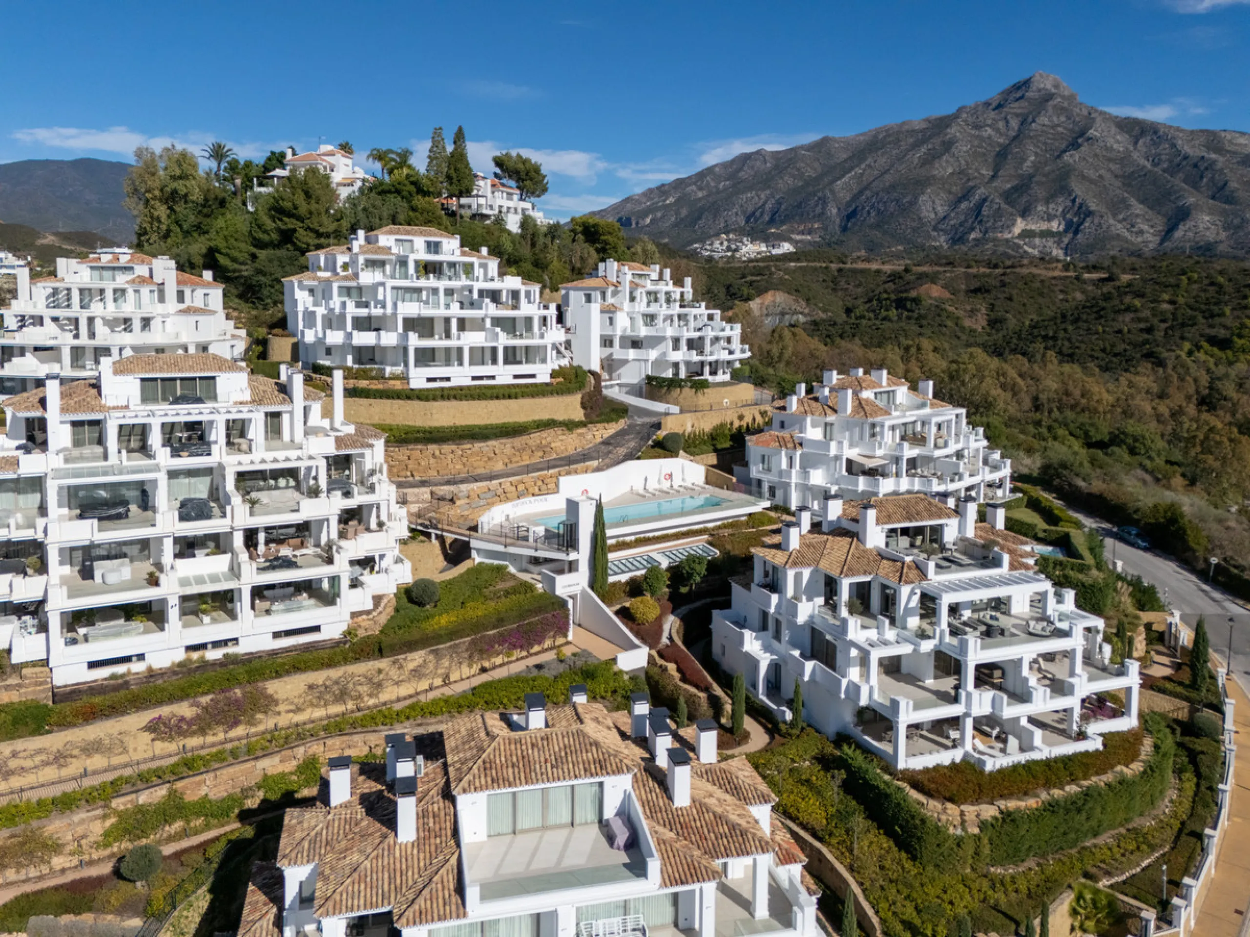 This exceptional duplex penthouse is located within the exclusive gated community of 9 Lions in Aloha, one of the most prestigious residential developments in Nueva Andalucía. Set in an elevated position, the property enjoys panoramic open views across th