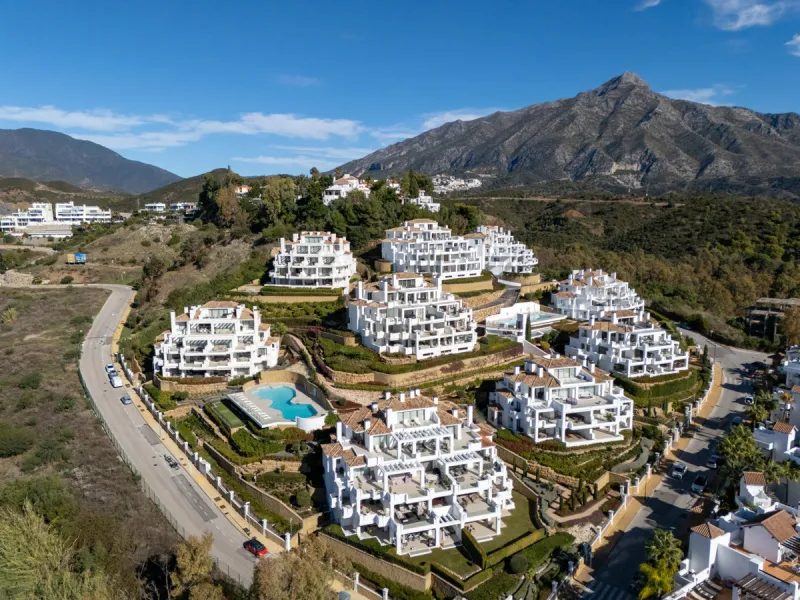 This exceptional duplex penthouse is located within the exclusive gated community of 9 Lions in Aloha, one of the most prestigious residential developments in Nueva Andalucía. Set in an elevated position, the property enjoys panoramic open views across th