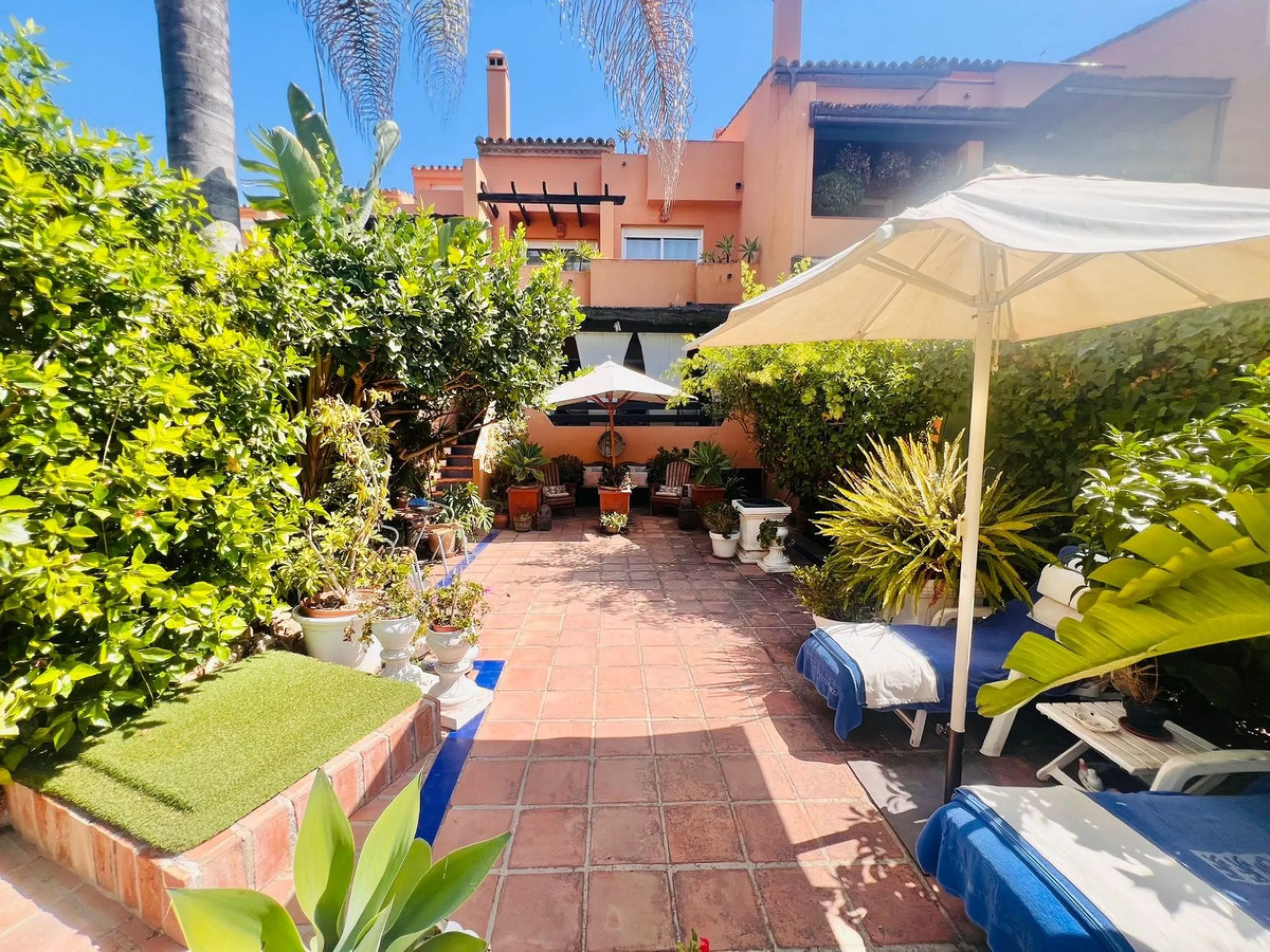 Townhouse for Sale – Your New Home Just Steps from the Beach